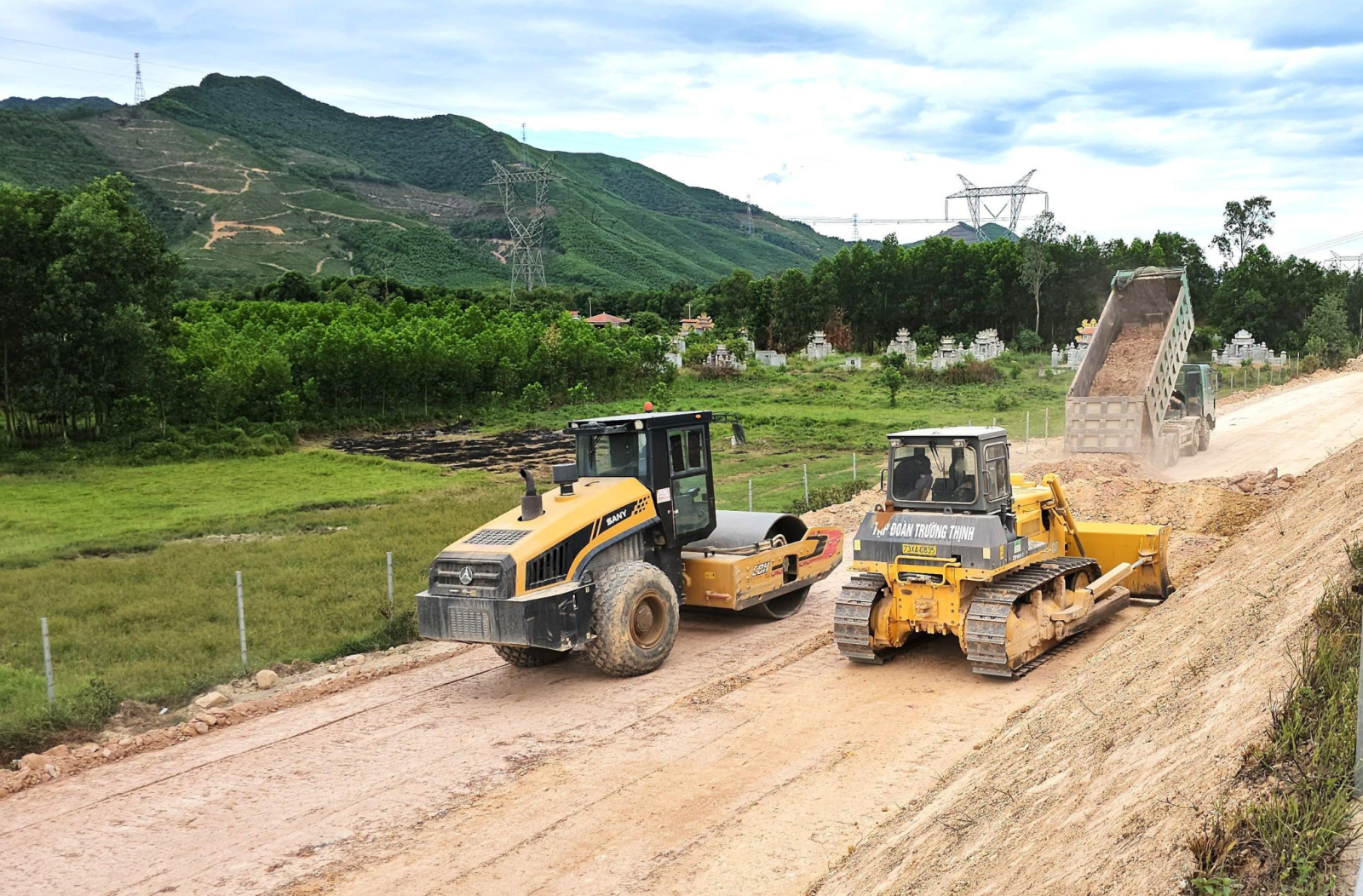 Máy móc thi công lớp bê tông nhựa trên phần đường mở rộng
