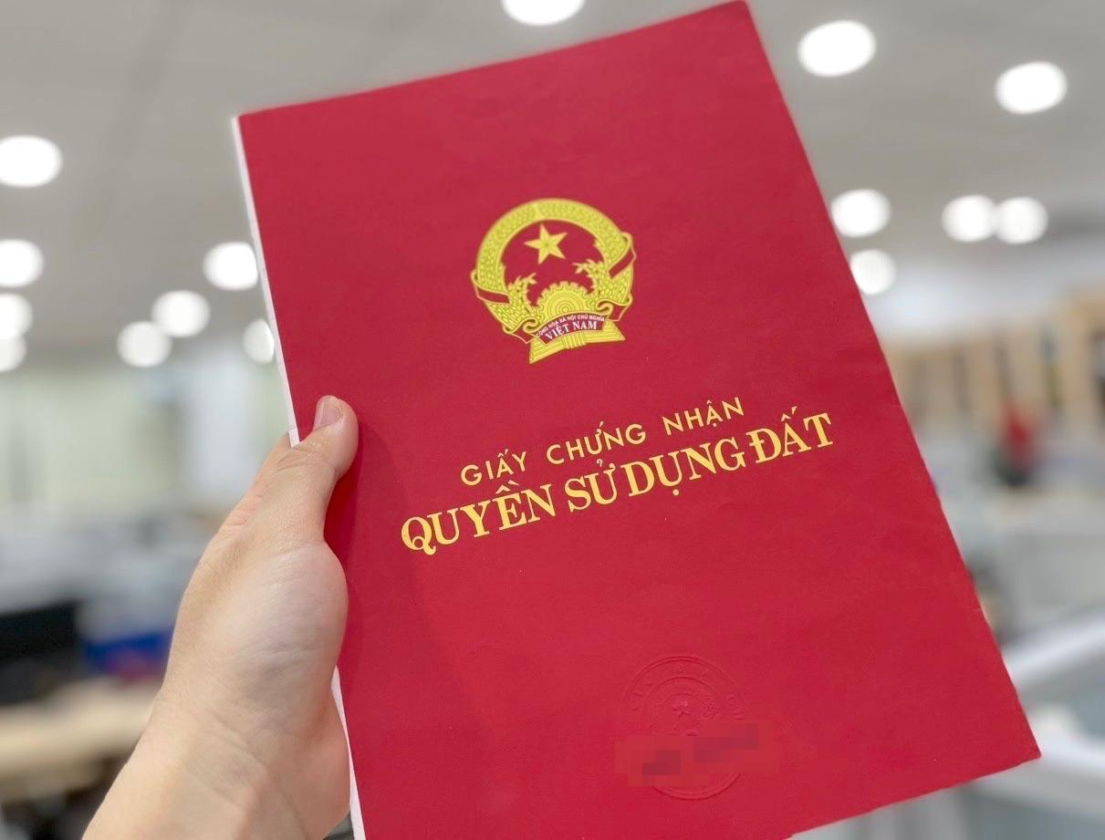 Người mua cần đối chiếu sổ đỏ với hồ sơ thửa đất và hiện trạng thực tế